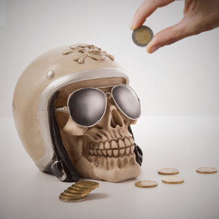Pușculiță în formă de craniu cu cască de motociclist