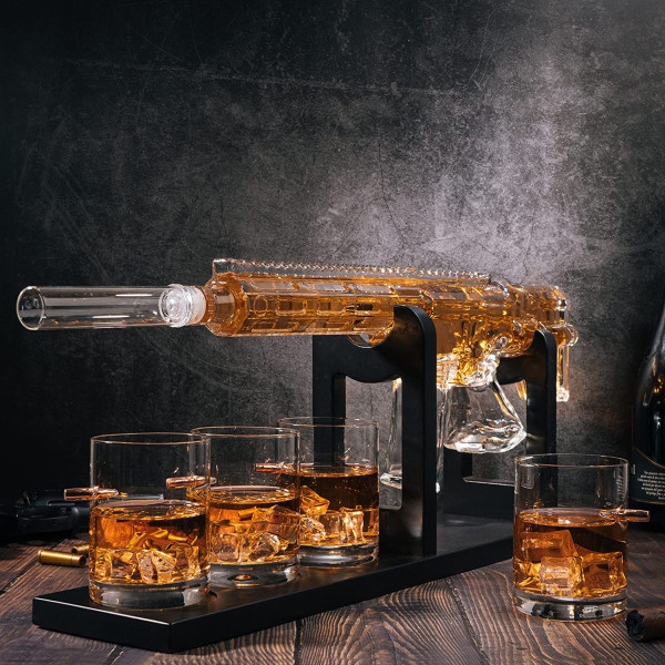 Decantor în formă de armă cu suport și set de 4 pahare "AR-15" Decantor în formă de armă cu suport și set de 4 pahare "AR-15"