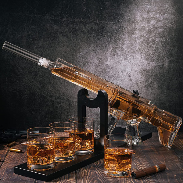 Decantor în formă de armă cu suport și set de 4 pahare "AR-15" Decantor în formă de armă cu suport și set de 4 pahare "AR-15"