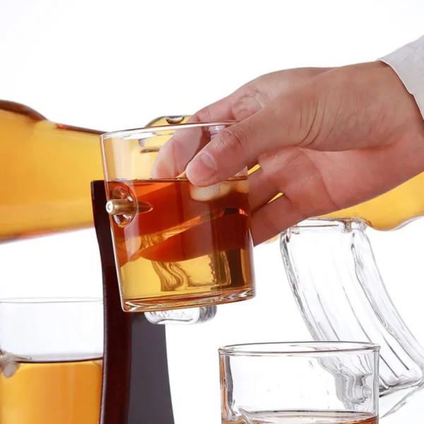 Decantor cu suport și set de 4 pahare "MITRALIERĂ AK-47"