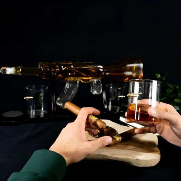 Decantor cu suport și set de 4 pahare "MITRALIERĂ AK-47"