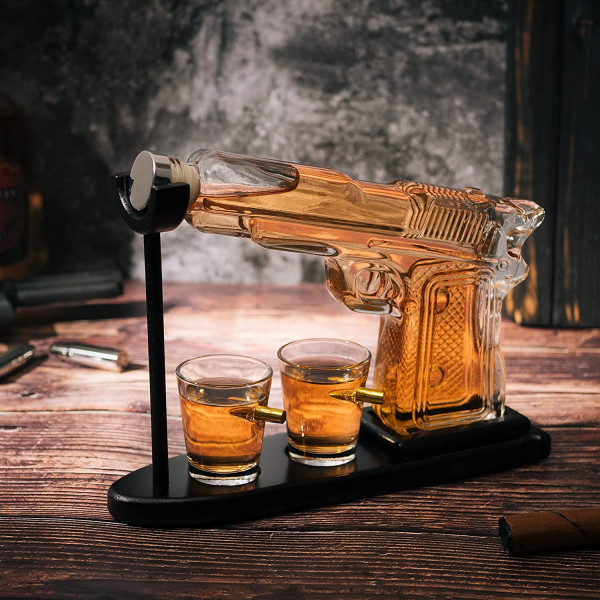 Decantor în formă de pistol și set de 2 pahare de shot Decantor în formă de pistol și set de 2 pahare de shot