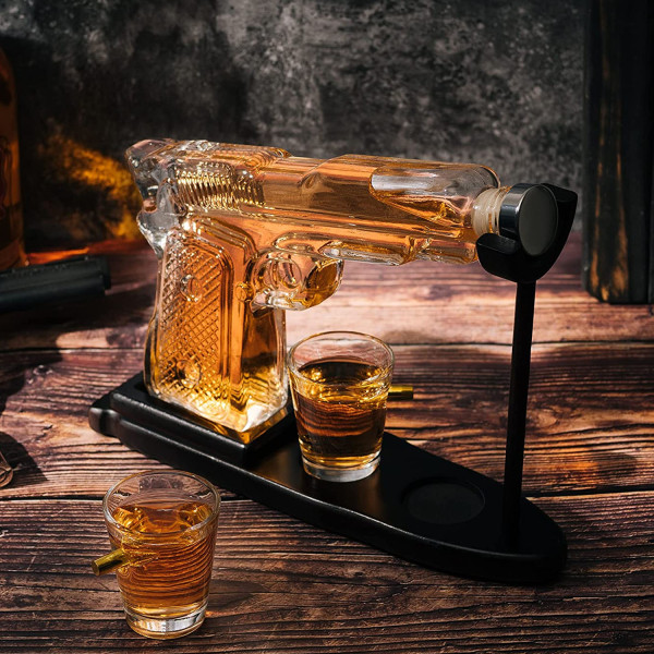 Decantor în formă de pistol și set de 2 pahare de shot Decantor în formă de pistol și set de 2 pahare de shot