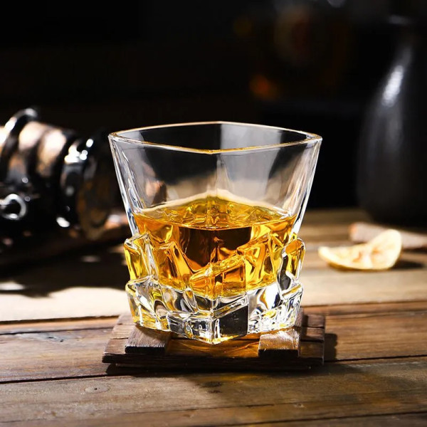 Set de whisky într-o cutie de lemn "ELIXIR" cu inițiala numelui dvs