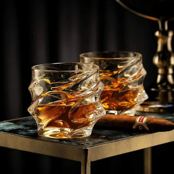 Pahar de whisky „ELEGANȚĂ OPULENTĂ” Pahar de whisky „ELEGANȚĂ OPULENTĂ”