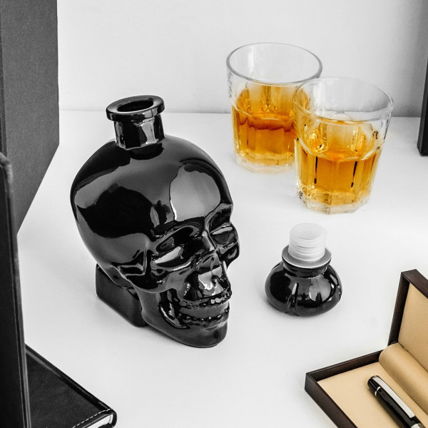Carafă neagră în formă de craniu (750ml)