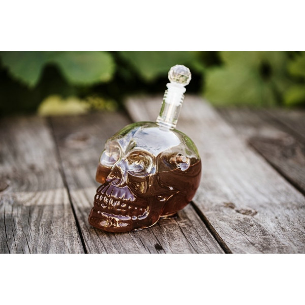 Carafă în formă de craniu cu glonț