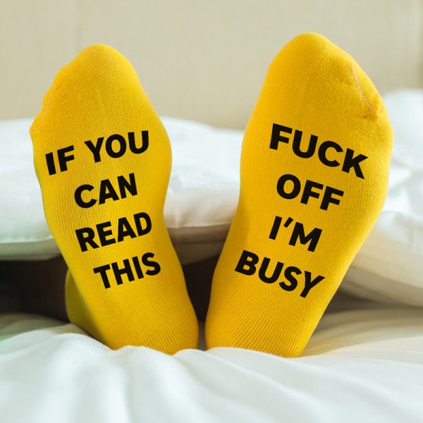 Șosete cu imprimare pe tălpi "Fuck off, I'm busy"