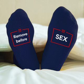 Șosete cu imprimare pe tălpi "Remove before sex"