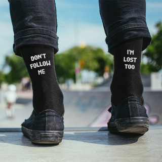 Șosete cu imprimeu pe spate "Don't follow me"