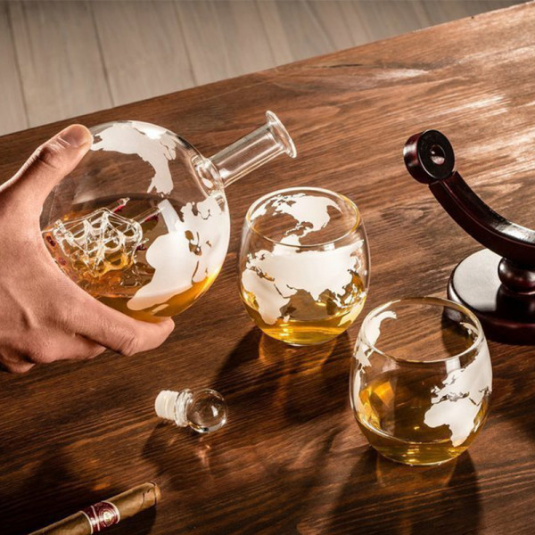 Carafă în formă de glob cu 2 pahare Carafă în formă de glob cu 2 pahare