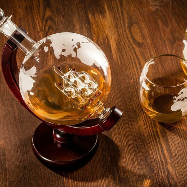 Carafă în formă de glob cu 2 pahare Carafă în formă de glob cu 2 pahare