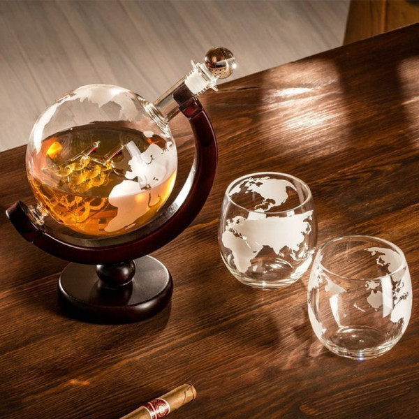 Carafă în formă de glob cu 2 pahare Carafă în formă de glob cu 2 pahare