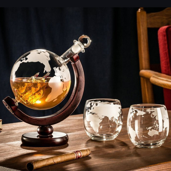 Carafă în formă de glob cu 2 pahare Carafă în formă de glob cu 2 pahare
