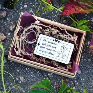 Breloc "The greatest gift you can give someone is your time“