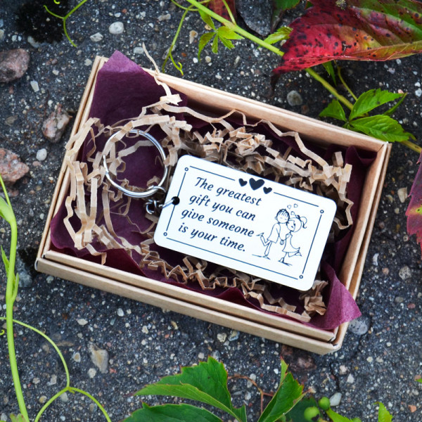 Breloc "The greatest gift you can give someone is your time“ Breloc "The greatest gift you can give someone is your time“