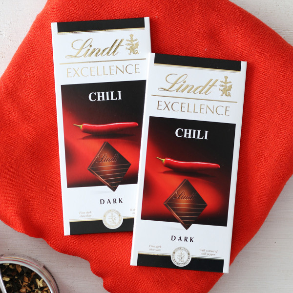 2 buc. Ciocolată neagră „LINDT EXCELLENCE” cu extract de chili