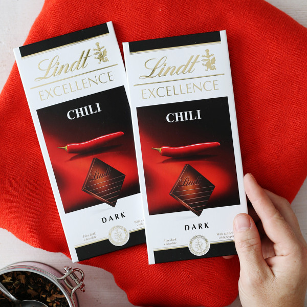 2 buc. Ciocolată neagră „LINDT EXCELLENCE” cu extract de chili