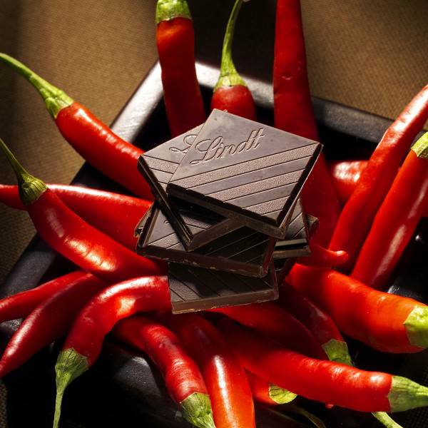 2 buc. Ciocolată neagră „LINDT EXCELLENCE” cu extract de chili