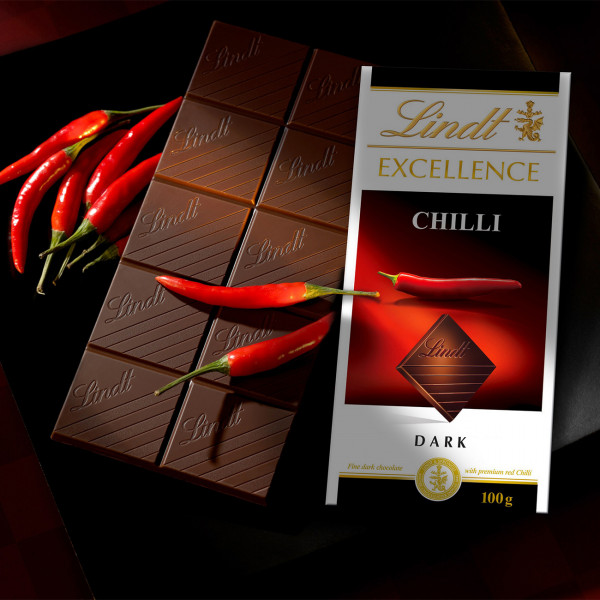 2 buc. Ciocolată neagră „LINDT EXCELLENCE” cu extract de chili