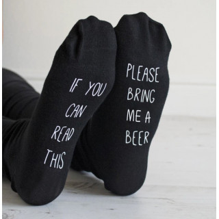 Șosete cu imprimare pe tălpi "If you can read this, please bring me a beer"