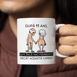 Cană "Ea este mai fierbinte decât această cafea" cu anul selectat