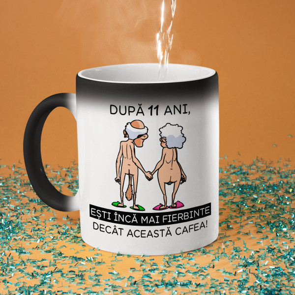 Cană "Ea este mai fierbinte decât această cafea" cu anul selectat Cană "Ea este mai fierbinte decât această cafea" cu anul selectat