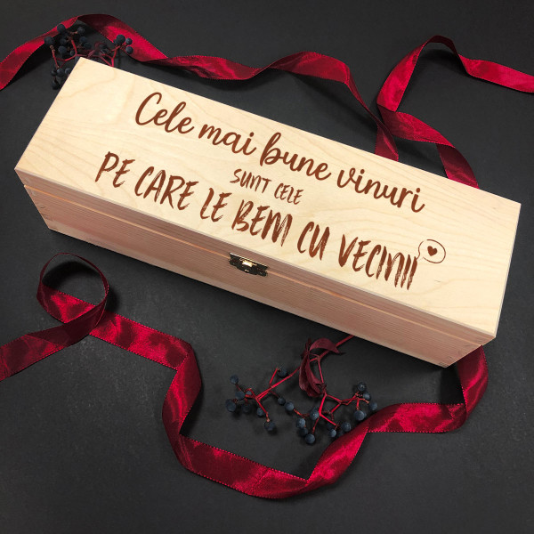 Cutie pentru sticle din lemn "Cele mai bune vinuri sunt cele pe care le bem cu vecinii" Cutie pentru sticle din lemn "Cele mai bune vinuri sunt cele pe care le bem cu vecinii"