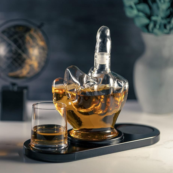 Set cu decantor și 2 pahare "Degetul mijlociu"