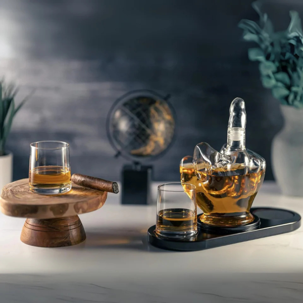 Set cu decantor și 2 pahare "Degetul mijlociu"