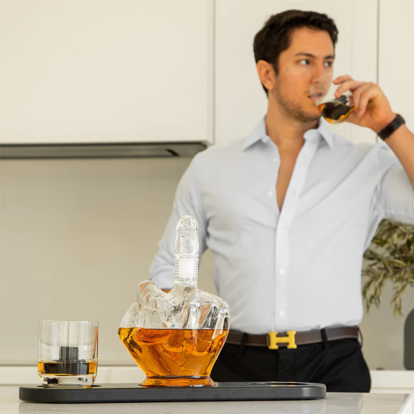 Set cu decantor și 2 pahare "Degetul mijlociu"