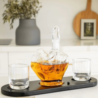 Set cu decantor și 2 pahare "Degetul mijlociu" Set cu decantor și 2 pahare "Degetul mijlociu"