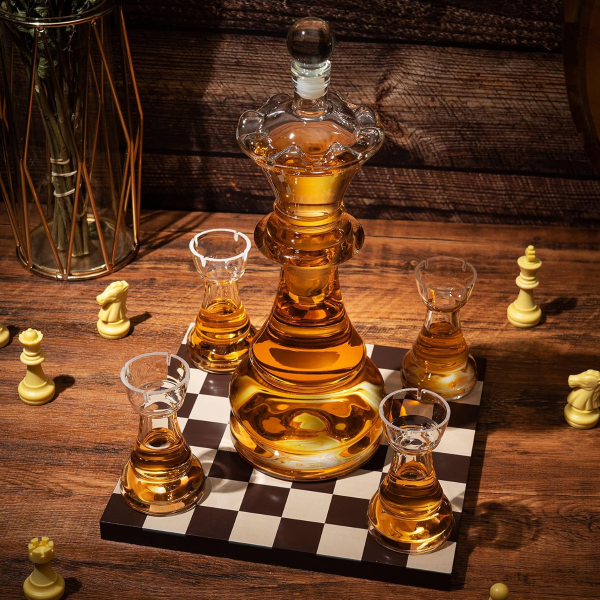 Set cu decantor și 4 pahare "Royal Chess"