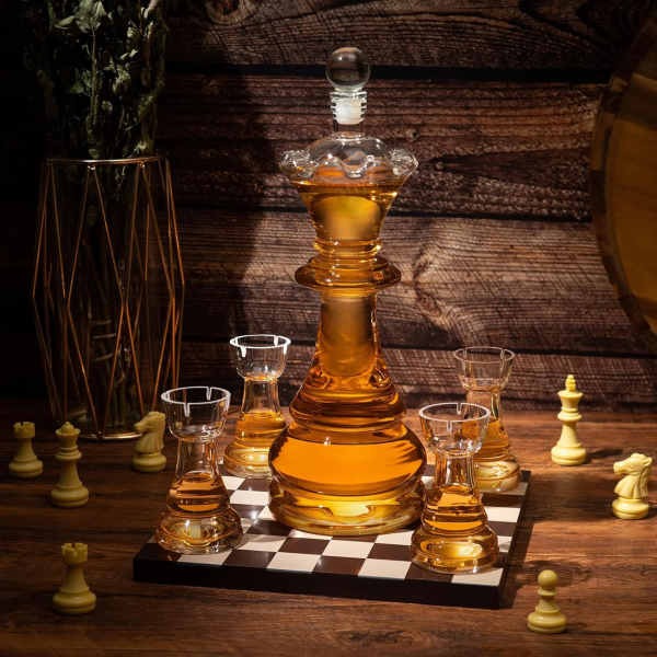 Set cu decantor și 4 pahare "Royal Chess"