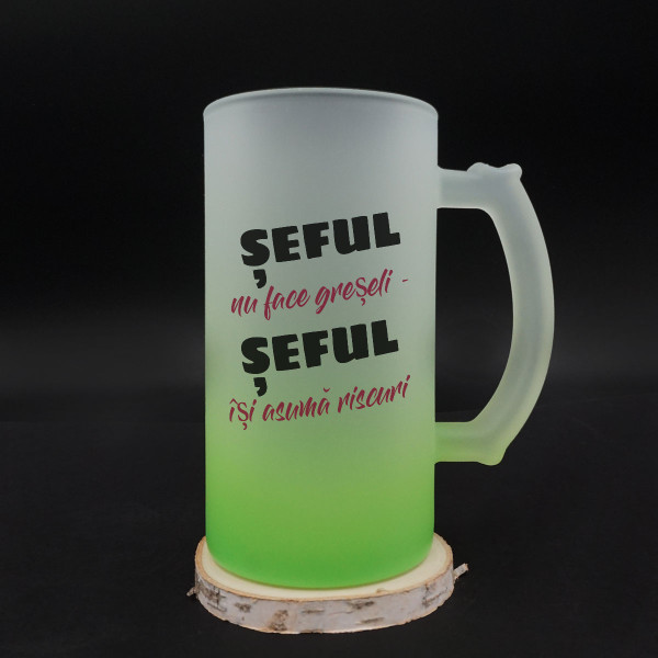 Halbă de bere "Șeful nu face greșeli - Șeful își asumă riscuri" Halbă de bere "Șeful nu face greșeli - Șeful își asumă riscuri"
