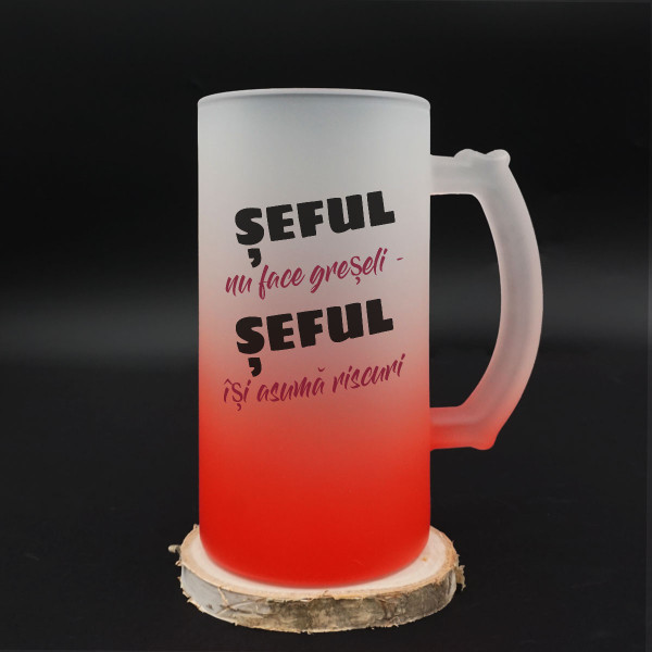 Halbă de bere "Șeful nu face greșeli - Șeful își asumă riscuri" Halbă de bere "Șeful nu face greșeli - Șeful își asumă riscuri"
