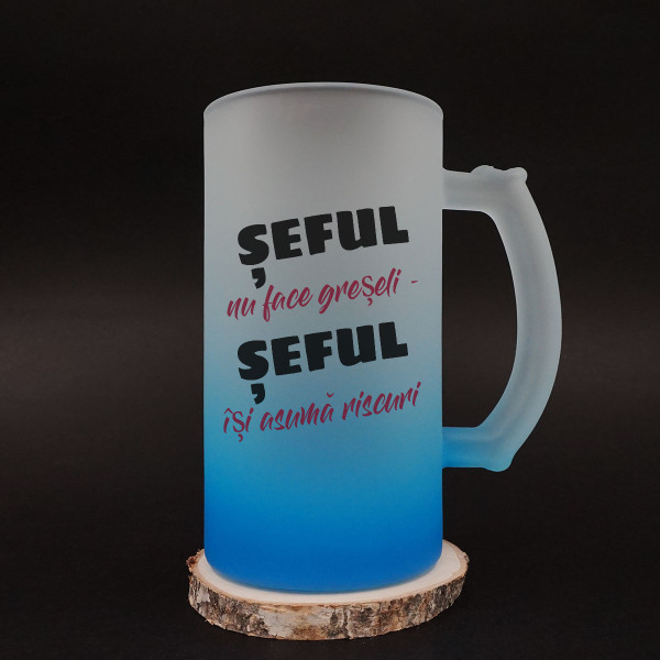 Halbă de bere "Șeful nu face greșeli - Șeful își asumă riscuri" Halbă de bere "Șeful nu face greșeli - Șeful își asumă riscuri"