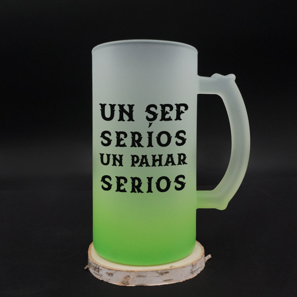 Halbă de bere "Un șef serios, un pahar serios" Halbă de bere "Un șef serios, un pahar serios"