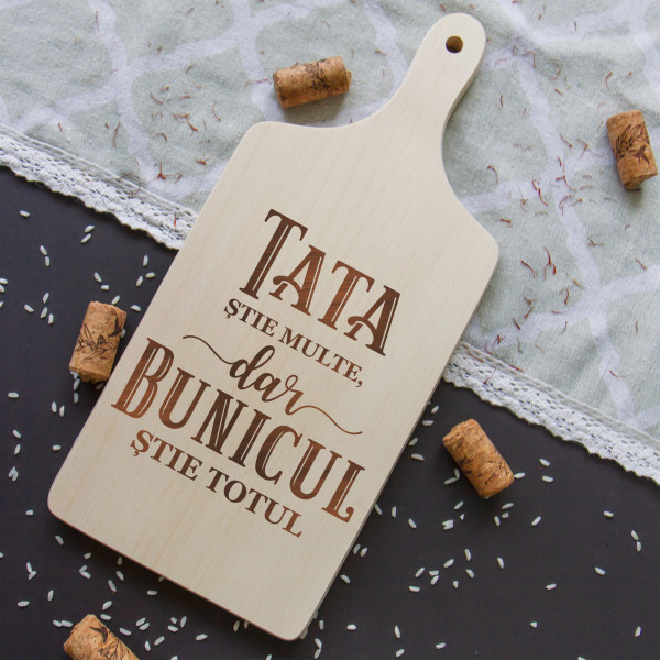 Placă de tăiat cu mâner "Bunicul știe totul" (30cm) Placă de tăiat cu mâner "Bunicul știe totul" (30cm)