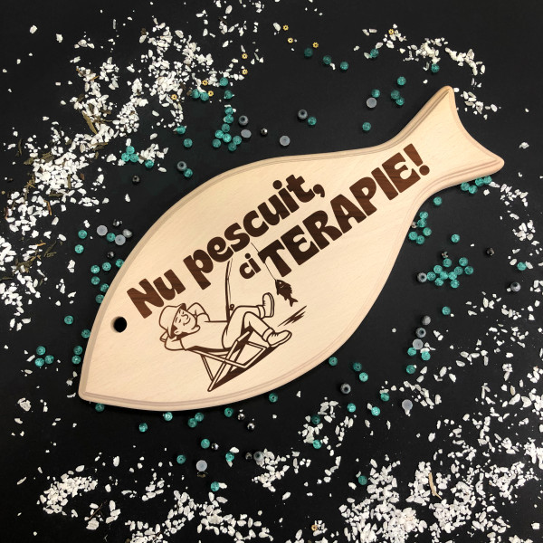 Placă de tăiat din lemn gravată XL în formă de pește "Terapie prin pescuit"