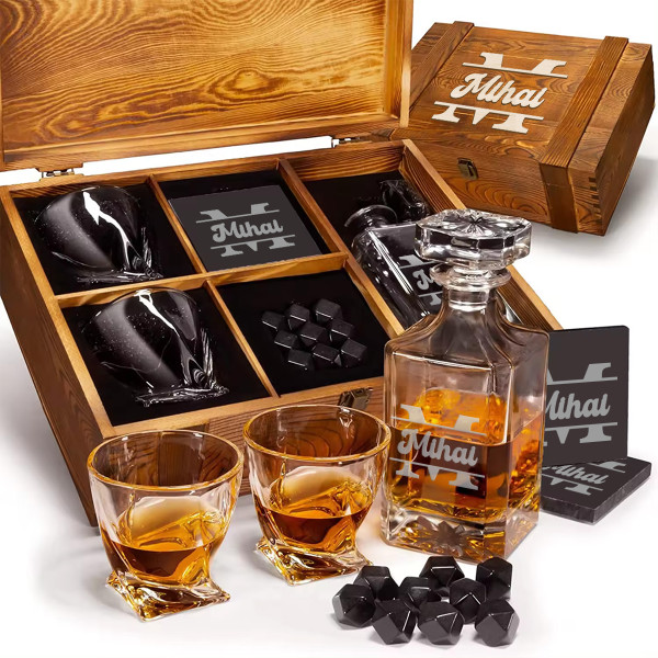 Set de whisky într-o cutie din lemn "TORNADO” cu numele ales de tine