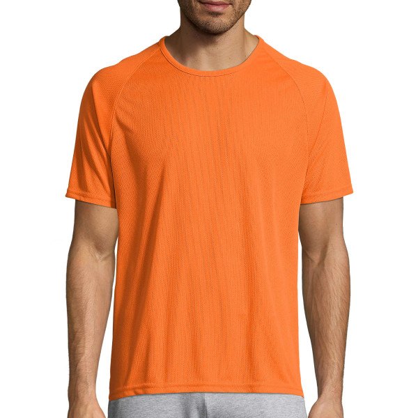 Un tricou sport cu croială uscată fără imprimeu