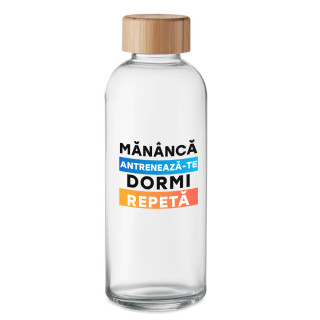 Sticlă de apă din sticlă "Mănâncă, Antrenează-te, Dormi, Repetă" (650ml) Sticlă de apă din sticlă "Mănâncă, Antrenează-te, Dormi, Repetă" (650ml)