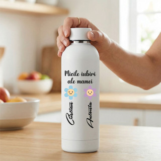 Sticlă termică din metal "Micile iubiri ale mamei" cu numele alese de tine (500ml) Sticlă termică din metal "Micile iubiri ale mamei" cu numele alese de tine (500ml)