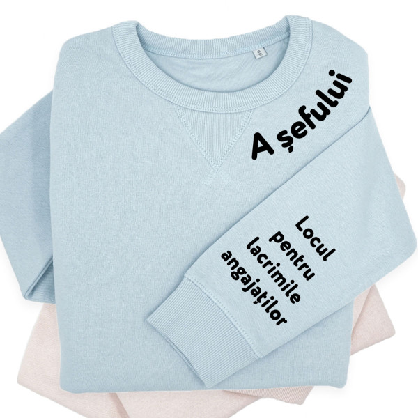 Tricou pastel „Sully” pentru femei "A șefului - pentru lacrimile angajațilors" cu imprimare pe mânecă Tricou pastel „Sully” pentru femei "A șefului - pentru lacrimile angajațilors" cu imprimare pe mânecă