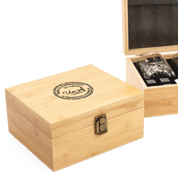 Un set luxos de pahare de whisky într-o cutie din bambus "Good BOSS"